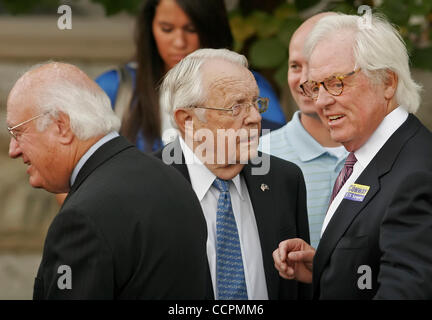 Ehemaliger Senator WENDELL FORD (Mitte) im Gespräch mit TERRY MCBRAYER (rechts) und Staat Senator JULIAN CARROLL (links) während einer Kundgebung der Kampagne für demokratischen Senat Kandidat Jack Conway an der University of Kentucky. Ford und Carroll sind auch ehemalige Kentucky Gouverneure; McBrayer ist ein Rechtsanwalt, ehemaliger Politiker Stockfoto