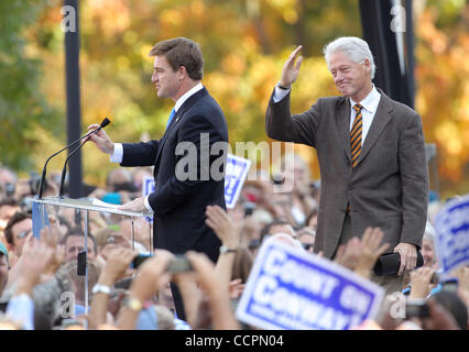 11. Oktober 2010 - Lexington, Kentucky, USA. -Präsident BILL CLINTON betritt die Bühne, Kampagne für US Senat Kandidat JACK CONWAY (D) an der University of Kentucky. (Bild Â © David Stephenson/ZUMA Press Kredit (Kredit-Bild: © David Stephenson/ZUMApress.com) Stockfoto