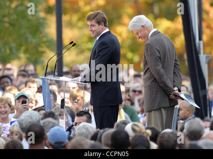 11. Oktober 2010 - Lexington, Kentucky, USA. -Präsident BILL CLINTON betritt die Bühne, Kampagne für US Senat Kandidat JACK CONWAY (D) an der University of Kentucky. (Bild Â © David Stephenson/ZUMA Press Kredit (Kredit-Bild: © David Stephenson/ZUMApress.com) Stockfoto