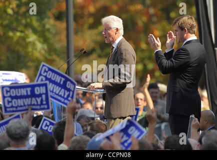 11. Oktober 2010 - Lexington, Kentucky, USA. -Präsident BILL CLINTON Kampagnen für US Senat Kandidat JACK CONWAY (D) an der University of Kentucky. (Bild Â © David Stephenson/ZUMA Press Kredit (Kredit-Bild: © David Stephenson/ZUMApress.com) Stockfoto