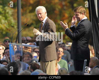 11. Oktober 2010 - Lexington, Kentucky, USA. -Präsident BILL CLINTON Kampagnen für US Senat Kandidat JACK CONWAY (D) an der University of Kentucky. (Bild Â © David Stephenson/ZUMA Press Kredit (Kredit-Bild: © David Stephenson/ZUMApress.com) Stockfoto