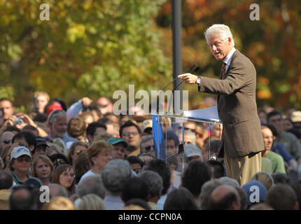 11. Oktober 2010 - Lexington, Kentucky, USA. -Präsident BILL CLINTON Kampagnen für US Senat Kandidat JACK CONWAY (D) an der University of Kentucky. (Bild Â © David Stephenson/ZUMA Press Kredit (Kredit-Bild: © David Stephenson/ZUMApress.com) Stockfoto