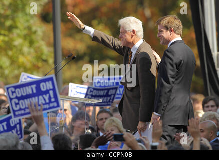 11. Oktober 2010 - Lexington, Kentucky, USA. -Präsident BILL CLINTON winkt der Menge nach Rallyesport sie für US-Senat Kandidat JACK CONWAY (D) an der University of Kentucky. (Bild Â © David Stephenson/ZUMA Press Kredit (Kredit-Bild: © David Stephenson/ZUMApress.com) Stockfoto