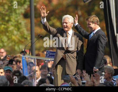11. Oktober 2010 winkt - Lexington, Kentucky, US - Präsident BILL CLINTON die Menge nach dem Rallyesport sie für US-Senat Kandidat JACK CONWAY (D) an der University of Kentucky.  (Kredit-Bild: © David Stephenson/ZUMApress.com) Stockfoto