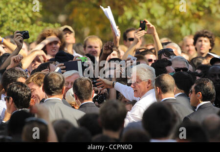 11. Oktober 2010 - Lexington, Kentucky, USA. -Präsident BILL CLINTON begrüßt Studenten, Dozenten und Mitarbeiter, nachdem er eine Rede für US Senat Kandidat JACK CONWAY (D) an der University of Kentucky gab. (Bild Â © David Stephenson/ZUMA Press Kredit (Kredit-Bild: © David Stephenson/ZUMApress.com) Stockfoto