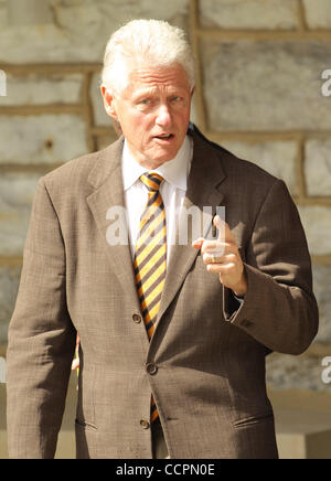 11. Oktober 2010 - Lexington, Kentucky, USA. -Präsident BILL CLINTON Köpfe für sein Auto nach Kampagnen für US Senat Kandidat JACK CONWAY (D) an der University of Kentucky. (Bild Â © David Stephenson/ZUMA Press Kredit (Kredit-Bild: © David Stephenson/ZUMApress.com) Stockfoto