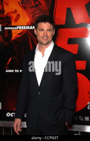 11. Oktober 2010 - statt Hollywood, Kalifornien, USA - Karl Urban während der Premiere des neuen Films von Summit Entertainment rot im Grauman Chinese Theatre, am 11. Oktober 2010, in Los Angeles... 2010.K66539MGE (Kredit-Bild: © Michael Germana/Globe Photos/ZUMApress.com) Stockfoto