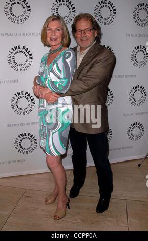 12. Oktober 2010 präsentiert - Hollywood, Kalifornien, USA - Paley Center für die Medien '' Falcon Crest: A Look Back'' am Paley Center for die Medien in Beverly Hills, CA 12.10.10 2010..SUSAN SULLIVAN, ROBERT FOXWORTH. K66548SK. (Kredit-Bild: © Scott Kirkland/Globe Photos/ZUMApress.com) Stockfoto