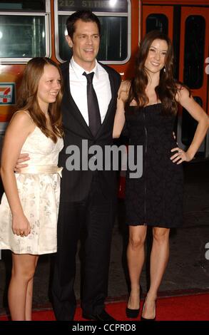 13. Oktober 2010 - Hollywood, Kalifornien, USA - JOHNNY KNOXVILLE & Familie. " JACKASS 3D'' Premiere.at Manns Chinese Theater, Hollywood, CA. 13.10.2010. I14962PR. (Kredit-Bild: © Phil Roach/Globe Photos/ZUMApress.com) Stockfoto