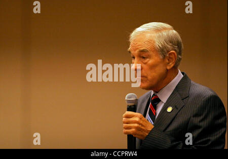 2. Oktober 2010 spricht - Erlanger, Kentucky, Vereinigte Staaten - Texas Kongressabgeordnete RON PAUL auf einer Tea-Party-Kundgebung für seine republikanischen Sohn Kentucky Senat Kampagne im Holiday Inn Cincinnati-Airport Hotel. Paul wird im Allgemeinen als der Patriarch der Tea Party Bewegung. (Kredit-Bild: © Billy Suratt/Ap Stockfoto