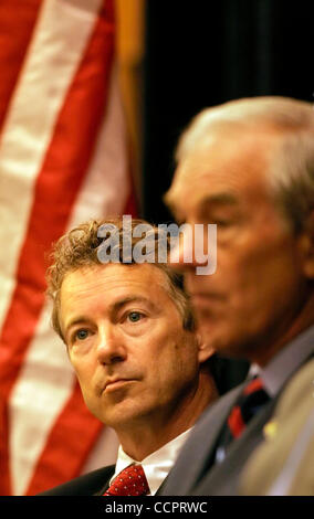 2. Oktober 2010 - Erlanger, Kentucky, USA - Kentucky Republikanischen Senat nominierte RAND PAUL (links) und sein Vater, Texas Kongressabgeordnete RON PAUL, hören während einer Tea-Party-Kampagne-Kundgebung im Holiday Inn Cincinnati-Airport Hotel. Der ältere Paulus gilt in der Regel als der Patriarch der Tea Party Stockfoto