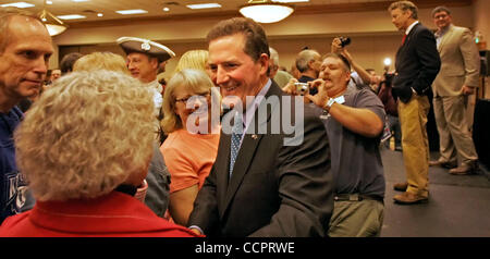 2. Oktober 2010 - Erlanger, Kentucky, USA - South Carolina Senator JIM DEMINT (Mitte) und Kentucky Republikanischen Senat nominierte RAND PAUL (rechts) mit Anhänger nach einer Tea-Party-Rallye im Holiday Inn Cincinnati-Airport Hotel sprechen. DeMint, sagte einer der konservativsten Senatoren der GOP, die Te Stockfoto