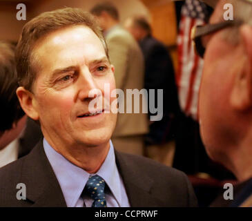 2. Oktober 2010 - Erlanger, Kentucky, USA - South Carolina Senator JIM DEMINT (links) Gespräche mit den Fans nach einem Kentucky Senatkampagne Tea-Party-Rallye im Holiday Inn Cincinnati-Airport Hotel. DeMint, einer der konservativsten Senatoren die GOP, sagte der Tea Party "hat die Einrichtung sh Stockfoto