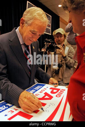 2. Oktober 2010 unterzeichnet - Erlanger, Kentucky, Vereinigte Staaten - Texas Kongressabgeordnete RON PAUL ein Autogramm nach einer Teeparty Kampagne Rallye für seine republikanischen Sohn Kentucky Senat Kampagne im Holiday Inn Cincinnati-Airport Hotel. Paul wird im Allgemeinen als der Patriarch der Tea Party Bewegung. (Cre Stockfoto