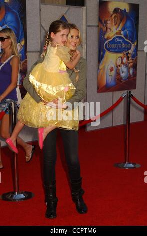 2. Oktober 2010 - Hollywood, Kalifornien, USA - STEPHANIE PRATT & Nichte. Walt Disney Studios Home Entertainment veranstaltet eine Sing-a-Long-Premiere von "Beauty and the Beast" am El Capitan Theatre in Hollywood, CA 02.10.2010. 2010.I15349PR (Kredit-Bild: © Phil Roach/Globe Photos/ZUMApress.com) Stockfoto