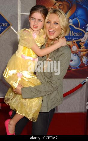 2. Oktober 2010 - Hollywood, Kalifornien, USA - STEPHANIE PRATT & Nichte. Walt Disney Studios Home Entertainment veranstaltet eine Sing-a-Long-Premiere von "Beauty and the Beast" am El Capitan Theatre in Hollywood, CA 02.10.2010. 2010.I15349PR (Kredit-Bild: © Phil Roach/Globe Photos/ZUMApress.com) Stockfoto