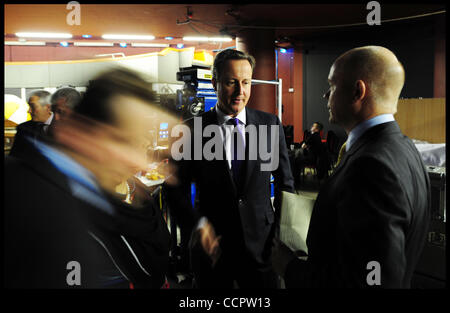 3. Oktober 2010 - Birmingham, Vereinigtes Königreich - The Prime Minister David Cameron spricht mit dem Außenminister William Hague backstage bei der Parteitag der Konservativen in Birmingham, Sonntag, 3. Oktober 2010. Foto: Andrew Parsons (Kredit-Bild: © Andrew Parsons/ZUMApress.com) Stockfoto