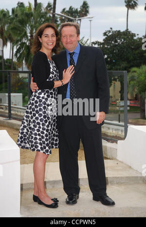 Schauspieler FIONA DOLMAN und NEIL DUDGEON im Majestic Hotel Cannes für "BARNABY" Photocall - MIPCOM 2010. Stockfoto