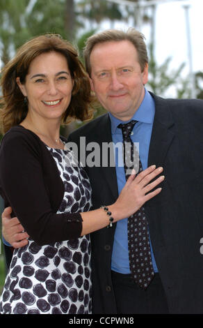 Schauspieler FIONA DOLMAN und NEIL DUDGEON im Majestic Hotel Cannes für "BARNABY" Photocall - MIPCOM 2010. Stockfoto