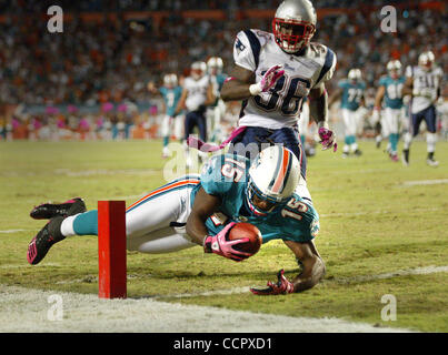 4. Oktober 2010 - West Palm Beach, FL - Florida, USA - Vereinigte Staaten - 100410 (Chris Jeter) MIAMI GARDENS, FL. Sun Life Stadium... New England Patriots Vs Miami Dolphins... Delphine Davone Bess auf einem Pass-Empfang im ersten Quartal punktet. (Kredit-Bild: © Palm Beach-Post/ZUMApress.com) Stockfoto