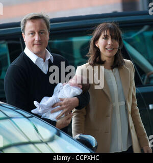 5. Oktober 2010 - Birmingham, England, Vereinigtes Königreich - kommt Premierminister DAVID CAMERON zu seinem Hotel mit Frau SAMANTHA und der kleinen Tochter Florenz am dritten und vorletzten, Tag der konservativen Parteikonferenz im ICC.  Dies ist die erste Konferenz seit der Regierung Koalition Witz Stockfoto