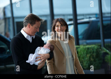 5. Oktober 2010 - Birmingham, England, Vereinigtes Königreich - kommt Premierminister DAVID CAMERON zu seinem Hotel mit Frau SAMANTHA und der kleinen Tochter Florenz am dritten und vorletzten, Tag der konservativen Parteikonferenz im ICC.  Dies ist die erste Konferenz seit der Regierung Koalition Witz Stockfoto