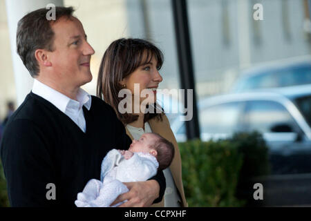 5. Oktober 2010 - Birmingham, England, Vereinigtes Königreich - kommt Premierminister DAVID CAMERON zu seinem Hotel mit Frau SAMANTHA und der kleinen Tochter Florenz am dritten und vorletzten, Tag der konservativen Parteikonferenz im ICC.  Dies ist die erste Konferenz seit der Regierung Koalition Witz Stockfoto