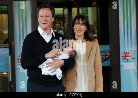 5. Oktober 2010 - Birmingham, England, Vereinigtes Königreich - kommt Premierminister DAVID CAMERON zu seinem Hotel mit Frau SAMANTHA und der kleinen Tochter Florenz am dritten und vorletzten, Tag der konservativen Parteikonferenz im ICC.  Dies ist die erste Konferenz seit der Regierung Koalition Witz Stockfoto