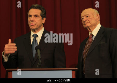 Kandidat für NYS Gouverneur Andrew Cuomo wird vom ehemaligen NYC Bürgermeister Ed Koch am John Jay College entlang Tenth Avenue in Manhattan gebilligt. Bildnachweis: Mariela Lombard/ZUMA Press. Stockfoto