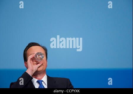 6. Oktober 2010 - nimmt Birmingham, England, Vereinigtes Königreich - Premierminister DAVID CAMERON einen Schluck Wasser während seines Anführers Rede auf die vierte und letzte Tag der konservativen Parteikonferenz im ICC, Birmingham, England. Herr Cameron abgegrenzt die umstrittensten Ausgabenkürzungen die dra Stockfoto