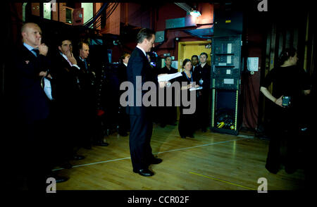 6. Oktober 2010 wartet hinter der Bühne vor der Auslieferung seiner Rede auf dem Parteitag der Konservativen in Birmingham, Mittwoch, 6. Oktober 2010 - Birmingham, Vereinigtes Königreich - The Prime Minister David Cameron. Foto: Andrew Parsons (Kredit-Bild: © Andrew Parsons/ZUMApress.com) Stockfoto