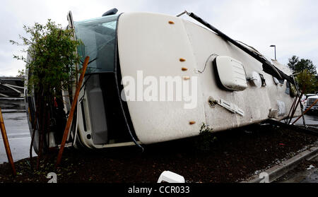 Sept 6,2010 - Bellemont AZ.-USA.  Am Camping Welt zerstört einige der vielen Anhängern nach zwei Tornados setzte im nördlichen Arizona frühen Mittwoch Entgleisung 28 Autos von einem geparkten Güterzug, weht Halbfinale der Autobahn und die Zerschlagung aus den Fenstern der Dutzende von Häusern ausgeschaltet. Ein Dritter berührt dow Stockfoto