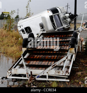 Sept 6,2010 - Bellemont AZ.-USA.  Am Camping Welt zerstört einige der vielen Anhängern nach zwei Tornados setzte im nördlichen Arizona frühen Mittwoch Entgleisung 28 Autos von einem geparkten Güterzug, weht Halbfinale der Autobahn und die Zerschlagung aus den Fenstern der Dutzende von Häusern ausgeschaltet. Ein Dritter berührt dow Stockfoto