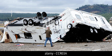 Sept 6,2010 - Bellemont AZ.-USA.  Am Camping Welt zerstört einige der vielen Anhängern nach zwei Tornados setzte im nördlichen Arizona frühen Mittwoch Entgleisung 28 Autos von einem geparkten Güterzug, weht Halbfinale der Autobahn und die Zerschlagung aus den Fenstern der Dutzende von Häusern ausgeschaltet. Ein Dritter berührt dow Stockfoto