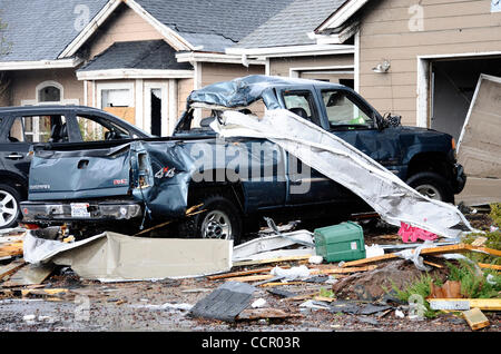 Sept 6,2010 - Bellemont AZ.-USA.  Schäden Sie an viele der Häuser nach zwei Tornados im nördlichen Arizona frühen Mittwoch, 28 Autos von einem geparkten Güterzug entgleist, weht Halbfinale an der Autobahn und Zerschlagung aus den Fenstern der Dutzende von Häusern aufsetzten. Eine dritte setzte später, aber es gab n Stockfoto