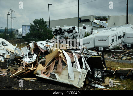 Sept 6,2010 - Bellemont AZ.-USA.  Am Camping Welt zerstört einige der vielen Anhängern nach zwei Tornados setzte im nördlichen Arizona frühen Mittwoch Entgleisung 28 Autos von einem geparkten Güterzug, weht Halbfinale der Autobahn und die Zerschlagung aus den Fenstern der Dutzende von Häusern ausgeschaltet. Ein Dritter berührt dow Stockfoto