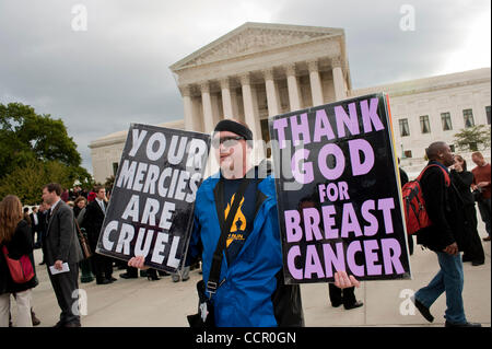 6. Oktober 2010 - Washington, District Of Columbia, USA - Mitglieder der Westboro Baptist Church Streikposten außerhalb der oberste Gerichtshof am Mittwoch wie das Gericht Argumente hören werden in einer Klage mit, ob Mitglieder der umstrittenen Kirche verfassungsmäßig geschützten Rechts Protest gegen die Stockfoto