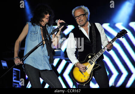 Führen Sie Sänger Kelly Hansen und führen Gitarrist Mick Jones von der Rockband Foreigner, während ein live-Konzert am Chumash Casino Resort in Santa Ynez, CA am 7. Oktober 2010. (Kredit-Bild: © John Pyle/Cal Sport Media/ZUMApress.com) Stockfoto