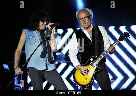 Führen Sie Sänger Kelly Hansen und führen Gitarrist Mick Jones von der Rockband Foreigner, während ein live-Konzert am Chumash Casino Resort in Santa Ynez, CA am 7. Oktober 2010. (Kredit-Bild: © John Pyle/Cal Sport Media/ZUMApress.com) Stockfoto