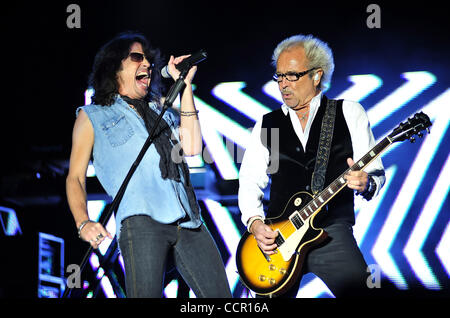 Führen Sie Sänger Kelly Hansen und führen Gitarrist Mick Jones von der Rockband Foreigner, während ein live-Konzert am Chumash Casino Resort in Santa Ynez, CA am 7. Oktober 2010. (Kredit-Bild: © John Pyle/Cal Sport Media/ZUMApress.com) Stockfoto