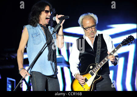 Führen Sie Sänger Kelly Hansen und führen Gitarrist Mick Jones von der Rockband Foreigner, während ein live-Konzert am Chumash Casino Resort in Santa Ynez, CA am 7. Oktober 2010. (Kredit-Bild: © John Pyle/Cal Sport Media/ZUMApress.com) Stockfoto