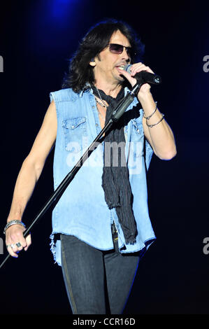 Führen Sie Sänger Kelly Hansen von der Rockband Foreigner, während ein live-Konzert am Chumash Casino Resort in Santa Ynez, CA am 7. Oktober 2010. (Kredit-Bild: © John Pyle/Cal Sport Media/ZUMApress.com) Stockfoto