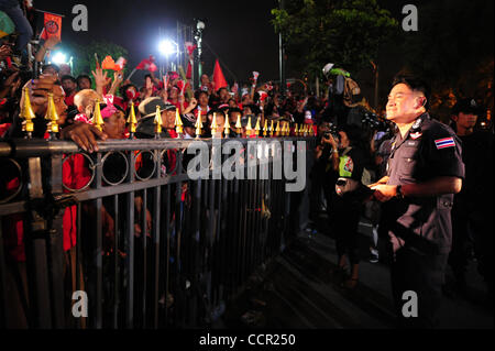 Metropolitan Police Division 1 Kommandant WICHAI SANGPRAPAI verhandelt mit Red Shirts. Red Shirts, Anhänger des gestürzten Ministerpräsidenten Thaksin Shinawatra unter der Leitung von Vereinigten Front für Demokratie gegen Diktatur Co Führer versammeln sich vor Government House und Ausgabe Ultimatum, anspruchsvolle militärische Truppen ich Stockfoto