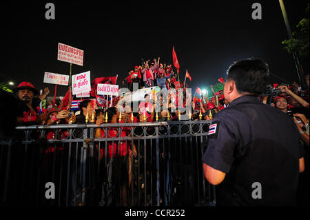 Metropolitan Police Division 1 Kommandant WICHAI SANGPRAPAI verhandelt mit Red Shirts. Red Shirts, Anhänger des gestürzten Ministerpräsidenten Thaksin Shinawatra unter der Leitung von Vereinigten Front für Demokratie gegen Diktatur Co Führer versammeln sich vor Government House und Ausgabe Ultimatum, anspruchsvolle militärische Truppen ich Stockfoto