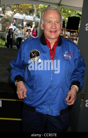 25. April 2010 - Hollywood, Kalifornien, US - I14741CHW. Der 15. jährlichen Los Angeles Times "Festival Of Books''. UCLA Campus, Westwood, CA .04/25/2010. BUZZ ALDRIN. 2010 (Kredit-Bild: © Clinton Wallace/Globe Photos/ZUMApress.com) Stockfoto