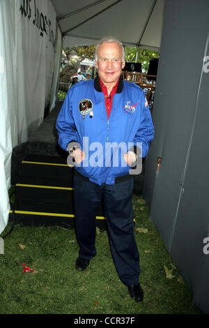 25. April 2010 - Hollywood, Kalifornien, US - I14741CHW. Der 15. jährlichen Los Angeles Times "Festival Of Books''. UCLA Campus, Westwood, CA .04/25/2010. BUZZ ALDRIN. 2010 (Kredit-Bild: © Clinton Wallace/Globe Photos/ZUMApress.com) Stockfoto