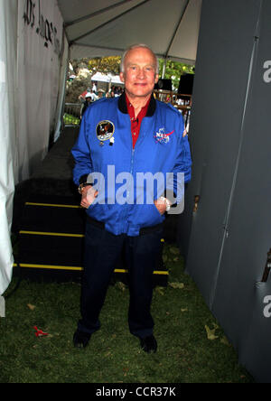 25. April 2010 - Hollywood, Kalifornien, US - I14741CHW. Der 15. jährlichen Los Angeles Times "Festival Of Books''. UCLA Campus, Westwood, CA .04/25/2010. BUZZ ALDRIN. 2010 (Kredit-Bild: © Clinton Wallace/Globe Photos/ZUMApress.com) Stockfoto