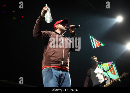 Amerikanische Alternative/Punk-Rock Band The Bloodhound Gang die live in Moskau. Im Bild: Jimmy Pop mit einer Flasche des russischen Wodka (Lead-Gesang) Stockfoto