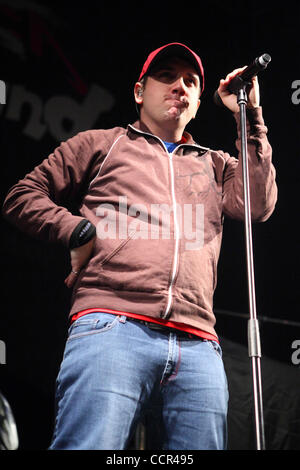 Amerikanische Alternative/Punk-Rock Band The Bloodhound Gang die live in Moskau. Im Bild: Jimmy Pop (Lead-Gesang) Stockfoto