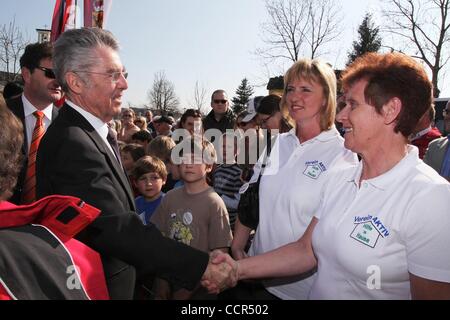 9. April 2010 - links Salzburg, Österreich - österreichische Bundespräsident HEINZ FISCHER, während des Wahlkampfes. (Kredit-Bild: © PhotoXpress/ZUMA Press) Stockfoto